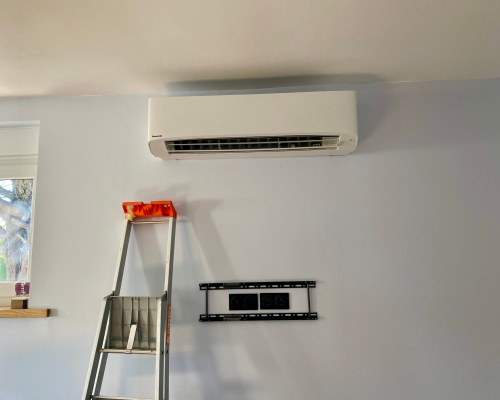 3 copie Pompes à chaleur air-eau installées dans une maison individuelle, solution de chauffage éco-énergétique proposée par BEENRJ.